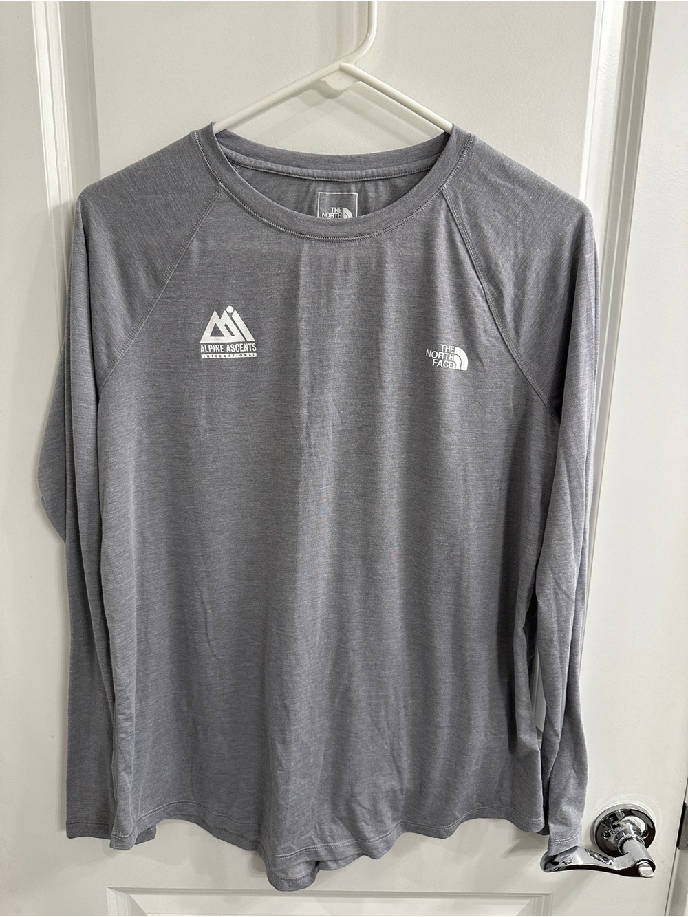 The North Face Women’s Long Sleeve Crew Neck Shirt - Gray, large